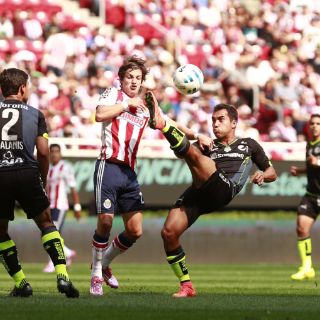 Carlos Bustos se aferra al banquillo de Chivas