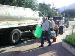 El gobierno estatal ha iniciado el abastecimiento de agua con pipas de agua a los pobladores. Tomada de @Conagua_Sonora. ESPECIAL /