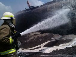 Bomberos acudieron a la carretera para atender la emergencia. ESPECIAL /