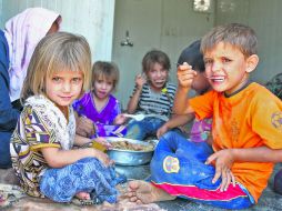 DESPLAZADOS. Miembros de una familia chiíta que huyó de Mosul, después del avance de los milicianos islámicos. AP /