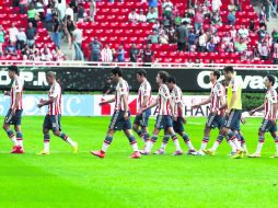 Abucheados. El plantel fue despedido por un sonoro reclamo de los aficionados que se hicieron presentes en el Omnilife.  /
