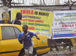 Compañías aéreas de distintos países han decidido cancelar algunos vuelos a África Occidental. AP /