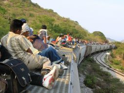 Decenas de centroamericanos utilizan el ferrocarril de carga transístmico y en su traslado es frecuente que sufran percances. ARCHIVO /