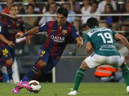 Luis Suárez, quien sí puede jugar los partidos amistosos con el Barca previa autorización de la FIFA, hizo su debut con los culés. AP /