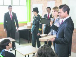 El Presidente Enrique Peña Nieto entregó las primeras tabletas a alumnos de primaria. Se contempla la entrega de 709 mil aparatos. SUN /