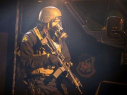 Cuerpos de seguridad intentaron desalojar a la gente de las calles. AFP /