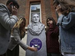 Las estatuas permanecerán allí durante un año y los organizadores esperan llevarlas a otras ciudades. AP /