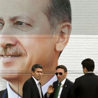 Arrestan a 25 policías en Turquía