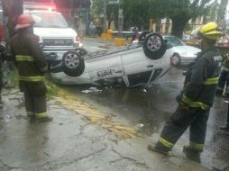 Autoridades reportan algunos accidentes, como este, en Av. Colón y Pino. Foto: ‏@PoliVialJal. ESPECIAL /