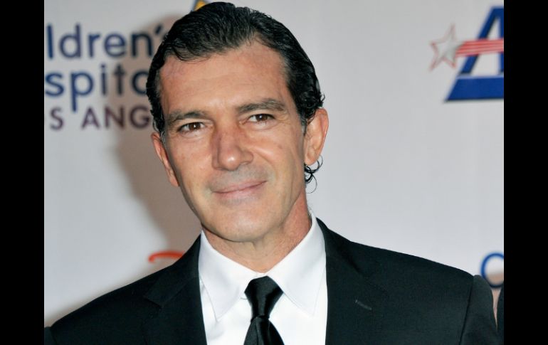 El intérprete de 54 años acude a una fiesta celebrada en L´Opera en compañía de la joven rubia. ARCHIVO /