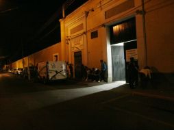 El personal del Instituto Jalisciense de Ciencias Forenses trasladó a la víctima a la morgue metropolitana. ARCHIVO /
