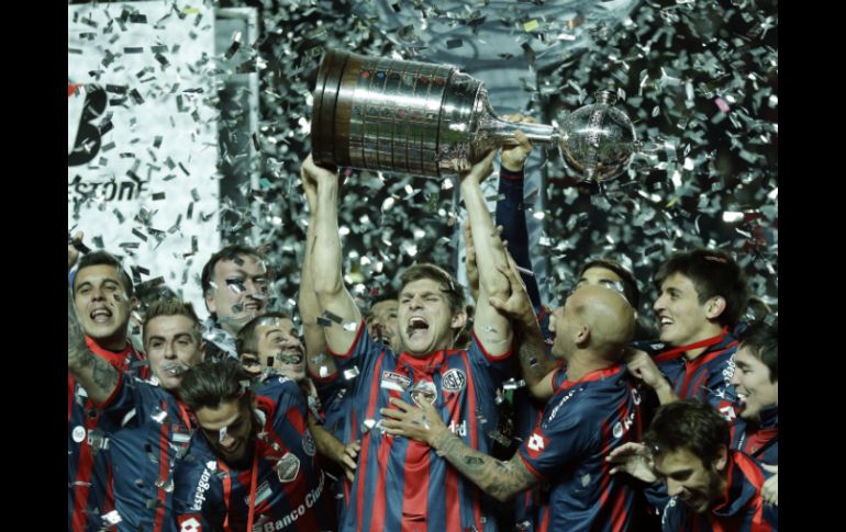 Alzaron por primera vez este trofeo al ganar 1-0 al Nacional de Paraguay. AP /
