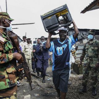 Pacientes con ébola regresan a hospital de Liberia tras huida