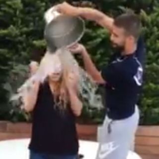 Shakira nomina al Papa Francisco en reto 'cubeta con hielo'