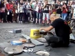 La presentación del músico es acompañada con aplausos y gritos, y al final con monedas. ESPECIAL /