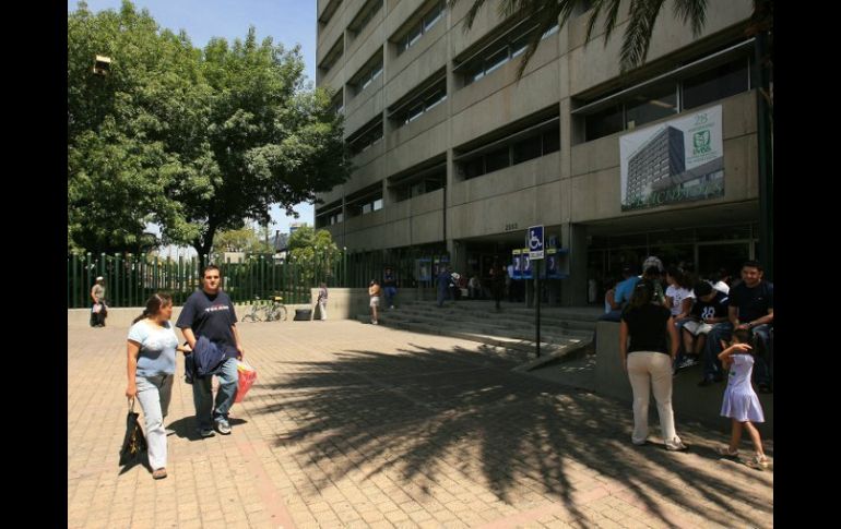 Después de las 15:00 horas de este martes, médicos y pacientes pudieron volver a la clínica. ARCHIVO /