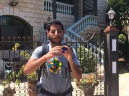 El joven completa el rompecabezas en la puerta de su casa. ESPECIAL /