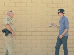 El agente no duda en buscar superficialmente la sustancia aparentemente ilegal. ESPECIAL /