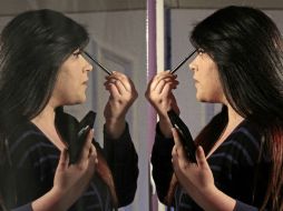 En una casa al norte de Quito, Donoso imparte lecciones de maquillaje y modelaje a mujeres con sobrepeso. AFP /