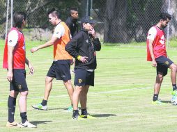 En dos. Un grupo de jugadores melenudos entrenaron ayer, otros jugaron a la Copa.  /