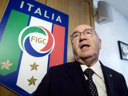 Carlo de 71 años fue elegido la semana pasada como presidente de la federación italiana de futbol. EFE /
