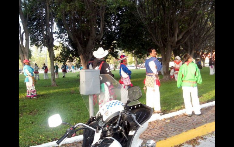 Un promedio de 400 huicholes se manifiestan en la Glorieta de La Normal y caminarán rumbo a Palacio de Gobierno.  /
