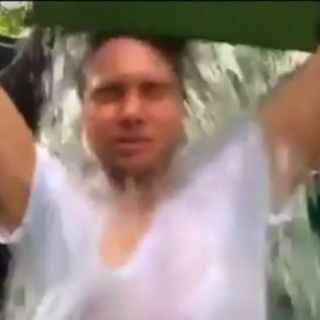 Gobernador de Chiapas se une al 'reto de la cubeta de hielo'