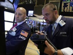 Los inversores esperan la publicación de las minutas de la última reunión sobre política monetaria de la Reserva Federal de EU. AP /