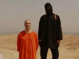 En un video difundido en Internet, EI muestra a un hombre enmascarado y vestido de negro que degüella a James Foley. ESPECIAL /