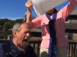 Su esposa Laura le derrama el balde de agua helada. ESPECIAL /