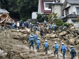 Cuerpos de rescate retiran víctimas de entre los escombros de casas semiderruidas. AP /