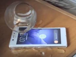 El celular incluye una pantalla de 4.8 pulgadas con resolución de 540x960 píxeles. Foto: Sony Xperia. ESPECIAL /