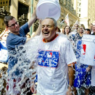 La MLB cumple el reto de la 'cubeta con hielo'