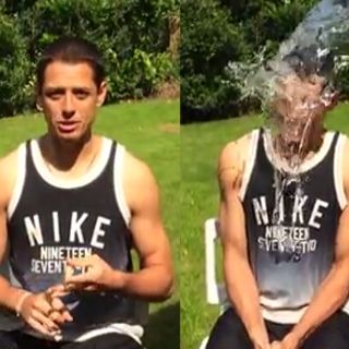 'Chicharito' Hernández se suma a la 'cubeta con hielo'