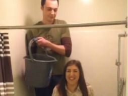 La actriz Mayim Bialik que interpreta a 'Amy' en la serie, compartió el video del reto que aceptó. ESPECIAL /