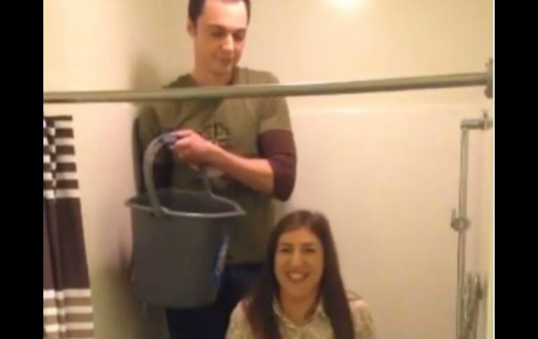 La actriz Mayim Bialik que interpreta a 'Amy' en la serie, compartió el video del reto que aceptó. ESPECIAL /