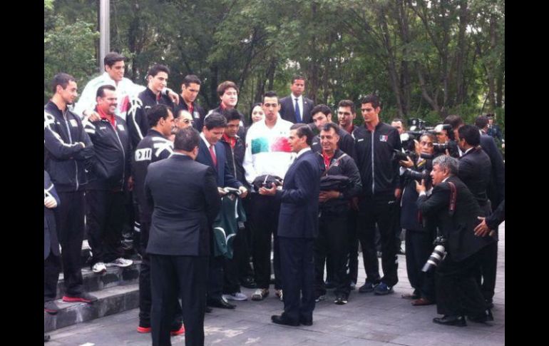 En días pasados, el Presidente Enrique Peña Nieto estuvo con la Selección de voleibol y basquetbol. Imagen de @DeporteCdMx. ESPECIAL /