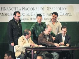 Luis Videgaray, Enrique Peña Nieto y Aristóteles Sandoval atestiguan la firma del convenio con la Asociación de Bancos de México.  /