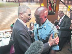 Encuentro. El procurador general, Eric Holder, habla con el capitán de la Patrulla de Carreteras de Misuri, Ron Johnson. EFE /