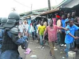 Choques. Habitantes del barrio de West Point se enfrentan a la Policía en rechazo al cerco. EFE /