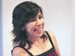 Juego. La artista emula la polinización a través de objetos de desperdicio.  /