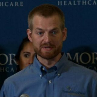 Pacientes estadounidenses tratados por ébola salen del hospital