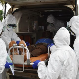 Surte efecto suero experimental en médicos con ébola de Liberia