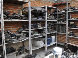 En el sitio hallaron acumuladores, cuerpos de aceleración y computadoras para autos. ESPECIAL /