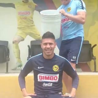 Oribe Peralta realiza el 'Ice Bucket Challenge'