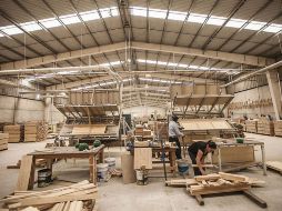 En Jalisco, se estima que un trabajador gana poco más de 44 pesos la hora y produce 700 pesos en el mismo lapso. ARCHIVO /