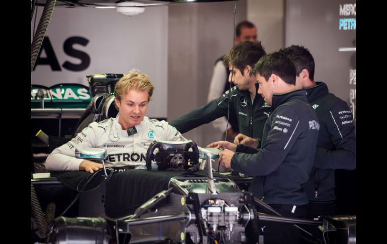 Nico Rosberg (Mercedes), se prepara para correr en un circuito con una temperatura ambiente que no supere los 17° C y no baje de 7°C.  /