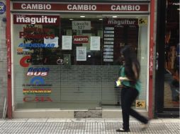 Los inversionistas presionaron sobre el peso argentino con una mayor demanda de divisas. EFE /