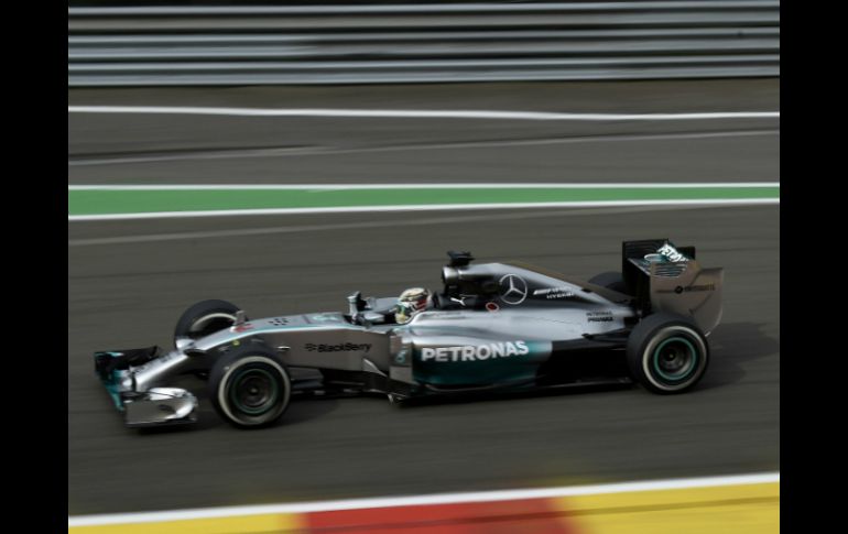 El piloto británico superó a su compañero alemán Nico Rosberg y al español Fernando Alonso. AFP /