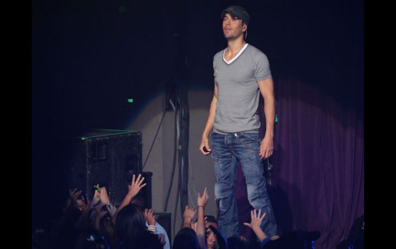 El cantante español no pudo asistir a la ceremonia en la Arena American Airlines de Miami. ARCHIVO /